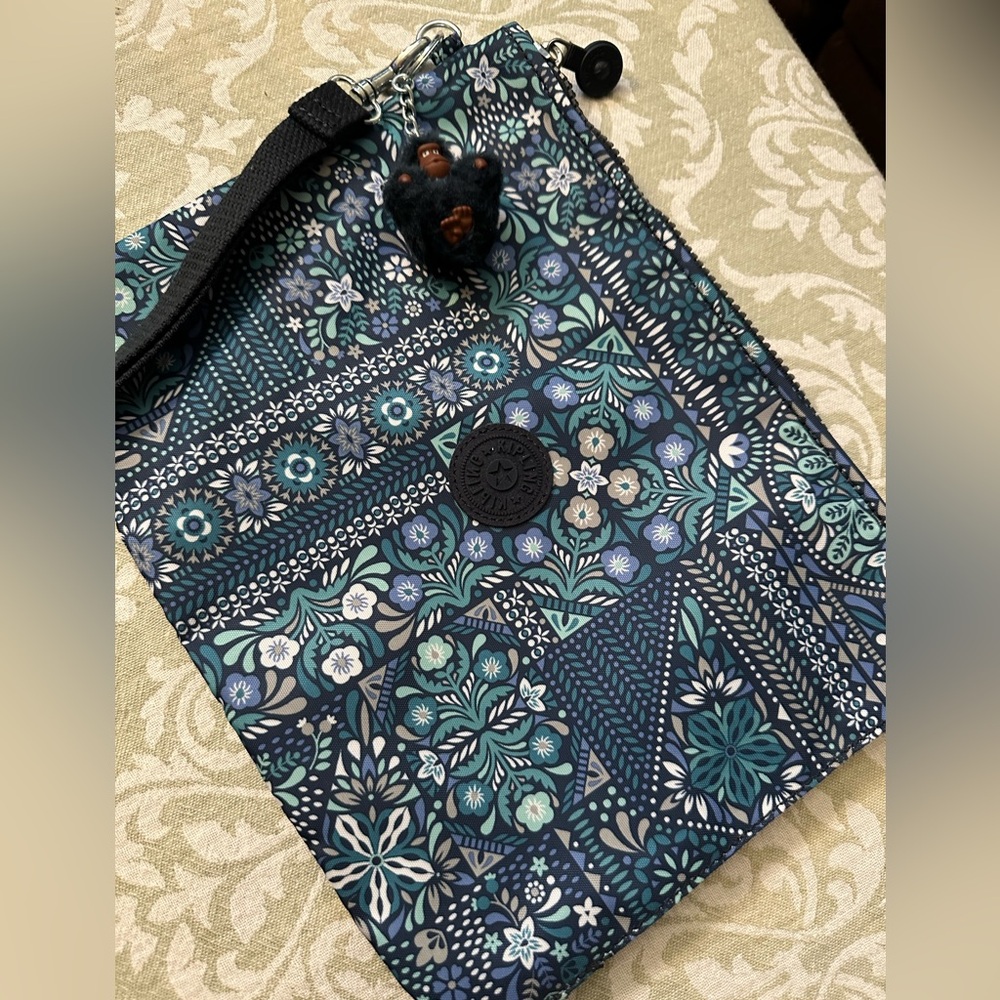 Vintage Kipling pouch    Never been used.   Brand new💙